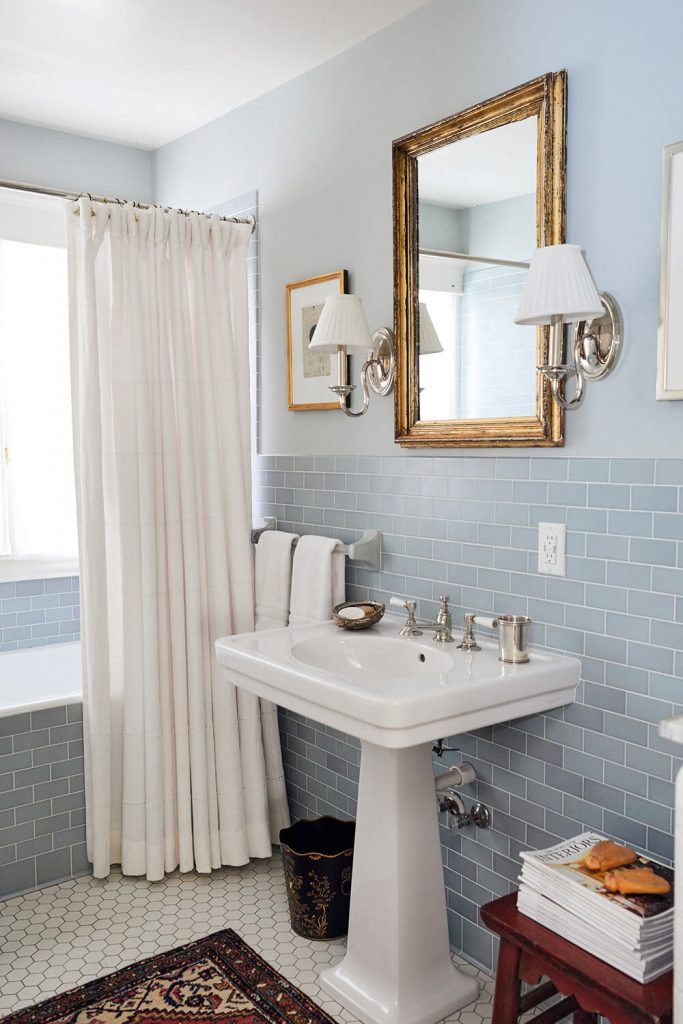 4 formas de aprovechar los atrevidos azulejos del baño